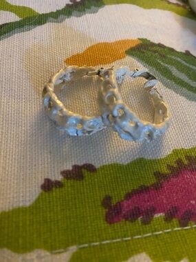 (BB1C) Vintage Lacey Look Textured White Hoop Clip On Earrings